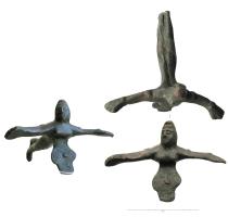 CAN-3004 - Vase ansé
bronze
Vase (forme inconnue) équipé d'une anse en forme de personnage juvénile en vol, bras écartés autour de l'ouverture ; la tête redressées et coiffée d'un bonnet.