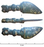 CER-9001 - CernoirbronzePetit couteau à cerner les noix, généralement tout en bronze et avec une lame courte, à tranchant rectiligne. Ici, forme trapue à manche marqué de fortes nodosités; lame courte, de forme triangulaire.