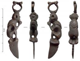 CER-9004 - CernoirbronzeCernoir à lame large et courte ornée de lignes pointillées; le manche a la forme d'un personnage, parfois d'un singe accroupi, les mains serrées sous le menton, surmonté d'une boucle.