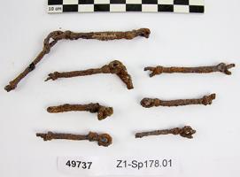 CHE-5001 - Chaînette : suspension de lampe ?ferTPQ : 500 - TAQ : 700Chaînette filiforme, constituée de longs éléments rectilignes articulés par des boucles aux extrémités enroulées sur elles-mêmes.