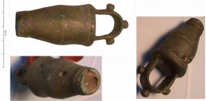 CLE-4074 - Cléfer, bronzeClé en fer à manche de bronze coulé, en forme de cylindre à diamètre variable, surmonté d'un arceau à trois protubérances externes.