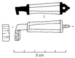 CLE-4100 - Clé à translationbronzeClé entièrement coulée en bronze, le manche réduit à quatre colonnettes soutenant l'anneau sommital; panneton perpendiculaire à la tige.
