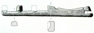 CLE-4110 - CléboisTPQ : 1 - TAQ : 100Clé rectiligne, formé d'une plaque avec une extrémié souvent percée, l'autre comporte 2, 3 ou 4 dents alignées, transversales à l'axe de l'objet.