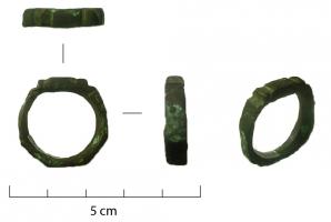 CLE-4161 - Bague-Clef ?bronzeAnneau octogonal de section rectangulaire. Les moulures constituant le haut de la bague pourraient correspondre au départ d’une clef, latérale et perpendiculaire à l’anneau, sciée.