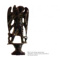 CNF-4072 - Manche d'ustensile (canif ?) : Ganymède bronzeManche d'ustensile figurant un personnage sur un socle à profil concave : personnage ailé, portant un bonnet phrygien et un pantalon plissé, de type oriental.
