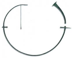 COR-4001 - CornubronzeInstrument à vent composé de tubes en tôles, assemblés en spirale, avec un pavillon à l'ouverture ; une tige à anneau sert à maintenir l'instrument pendant l'utilisation, tandis que l'ensemble est rigidifié par une barre transversale en bois reliant deux armatures coulées, à douille (celle du haut se termine par une pointe, celle du bas est simplement en T).
