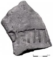 COV-4002 - Tuile estampillée OF.TITICAEterre cuiteTuile marquée d'un cartouche en creux, lettres en relief : OF.TITICAE soit of(ficinae) Titi Cae.