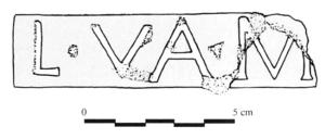 COV-4105 - Tuile estampillée L.VA.Mterre cuiteTPQ : -30 - TAQ : 300Tuile estampillée L.VA.M, parfois L.V.M (possiblement un monogramme VA en deuxième position).