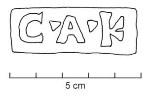 COV-4187 - Tuile estampillée C.A.Kterre cuiteTuile estampillée C.A.K, dans un cartouche rectangulaire.