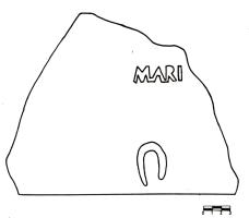 COV-4200 - Tuile estampillée MARIterre cuiteTuile estampillée MARI, en creux (?), ou en relief dans un cartouche rectangulaire.