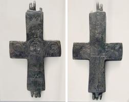 CRF-6001 - Croix-reliquaireargentCroix creuse, formée de deux boîtiers creux articulés par des charnières, ce qui permet d'y conserver une petite relique; motifs chrétiens incisés sur les deux faces.