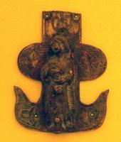 CRF-7003 - Croix émailléebronzeBranche de croix émaillée composite, destinée à être clouée sur un crucifix en bois ; ornée d'émaux champlevés et de figurines rivetées.