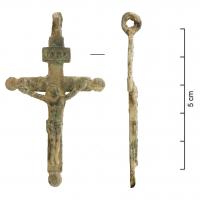 CRF-9016 - Croix pendentif mouléecuivreCroix moulée avec cartouche INRI au dessus du Christ, moulé en relief.