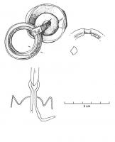 CRP-4008 - Crampon à anneaubronzeCrampon constitué d'un anneau épais solidaire d'un piton à deux pointes, passé dans une rondelle en tôle. Les pointes sont destinées à être fichées dans un montant en bois de meuble.