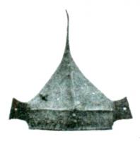 CSQ-1005 - Casque à crêtebronzeCasque composé de deux coques rivetées, le joint formant une crête tout autour du sommet du timbre conique ; la base cylindrique est marquée de deux ailettes latérales.