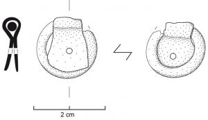 CSQ-4028 - Attache de casquebronzeTPQ : -30 - TAQ : 100Petit objet formé d'un anneau de section circulaire autour duquel est enroulée une plaque rectangulaire percée d'un trou de rivet. 