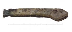 CTO-7006 - Manche de couteauivoire, ferManche de couteau en ivoire constitué de deux plaques comprenant des incrustations d'alliage cuivreux (trois empreintes circulaires), rivetées sur la soie en fer. 