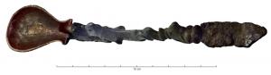 CUI-4045 - Cuiller et couteaubronze, ferTPQ : 175 - TAQ : 275Ustensile mixte comportant un cochlear à cuilleron en forme de bourse, avec un manche zoomorphe (hippocampe à queue de poisson) prolongé à son extrémité proximale par une lame de couteau en fer.