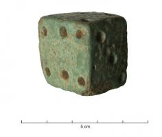 DEJ-2001 - Dé en faïencefaïenceDé cubique ou pseudo-cubique, en fritte émaillée bleu-vert; numération de 1 à 6, sous la forme de points profondément imprimés dans l'argile crue.
