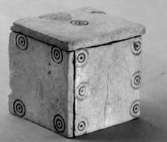 DEJ-3004 - Dé compositeivoireDé composé de minces plaquettes carrées, assemblées et marquées de 1 à 6 (chiffrage indiqué par des cercles oculés).