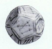 DEJ-4015 - Dé dodécaédriqueosDé dodécaédrique plein, aux faces marquées de chiffres incisés en numération latine (I à XII).