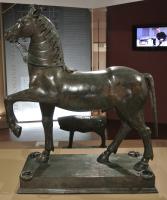 ENS-3003 - Enseigne gauloise : chevalbronzeEnseigne en tôle chaudronnée, figurant un animal debout, selon les canons esthétiques de l'époque de l'indépendance. Les pattes (à l'exception d'une antérieure qui est relevée) sont fixées sur un socle équipé de quatre anneaux de suspension pour déplacer la statue.