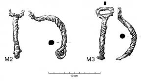 ENT-4004 - EntravesferEntraves constituées de demi-anneaux articulés comme les type M1 et M4 de Manning, prolongées par des anneaux fixes rectangulaires, mais avec un jonc torsadé et pas d'œillets latéraux.