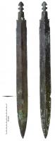 EPE-1067 - Epée à languette
bronze
Lame relativement trapue, à bords parallèles (en fait, très légèrement élargie vers le bas), avec une pointe courte, sans filets latéraux; section partout losangique, sans bourrelet central. Poignée en languette simple, étroite, encochée à plusieurs reprises au-dessus d'un ricasso.