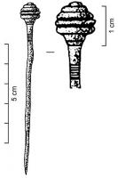 EPG-1107 - Epingle à tête en gradinsbronzeEpingle à tête pyramidale en gradins; le col, légèrement évasé porte une ou deux nervures bien marquées; la tige est ornée d'incisions sous le col.
