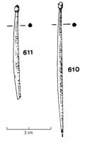 EPG-4106 - ÉpingleosTPQ : 100 - TAQ : 200Epingle courte et très fine, au corps souvent facetté; une tête souvent facettée est individualisée au sommet du fût rétréci.