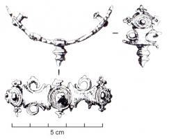 EPR-3003 - Éperon celtiquebronzeEperon dont le corps forme un arc de cercle ouvert, en fonme de bande aux contours ornés d'anneaux et d'ergots ; autour de la pointe et des rivets de fixation latéraux, cercles concentriques ; la pointe consiste en une tige moulurée.