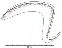 FCL-1008 - Faucille à soiebronzeTPQ : -1800 - TAQ : -800Faucille à lame courte, arquée, dont la soie effilée se replie en direction du dos, donnant à l'ensemble de l'objet la silhouette inversée d'un S.