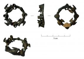 FER-7032 - FermailbronzeAnneau orné d’une alternance d’éléments rapportés (animaux, etc.) et de cabochons ou d’émaux. L’ardillon s’articule autour d’une perforation de l’anneau et se loge dans la cavité située à l’opposé. Le revers est plat.