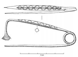FIB-1107 - Fibule en archet de violonbronzeTPQ : -1200 - TAQ : -1100Fibule à arc filiforme et tendu, asymétrique ; l'arc est de section quadrangulaire sur pointe, les deux côtés externes portent un décor d'incisions en dents-de-loup; ressort unilatéral à 1 large spire.