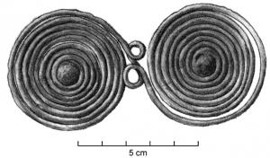 FIB-2087 - Fibule à double spiralebronzeTPQ : -800 - TAQ : -450Fibule constituée d'un fil unique, enroulé en spirales en sens opposés et séparées par deux boucles formant un 8 ; section carrée ou ronde.