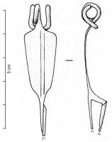 FIB-3074 - Fibule de Nauheim 5c6bronzeRessort à 4 spires et corde interne ; arc plat, triangulaire et tendu ; porte-ardillon trapézoïdal ajouré ; arc foliacé s'étranglant brusquement vers le pied, et orné de deux simples filets parallèles médians.