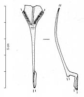FIB-3075 - Fibule de Nauheim 5c7bronzeRessort à 4 spires et corde interne ; arc plat, triangulaire et tendu ; porte-ardillon trapézoïdal ajouré ; arc foliacé brusquement étranglé vers le pied, et orné de deux filets parallèles médians avec des lignes a tremolo près des bords; ce dispositif est interrompu par deux filets transversaux.