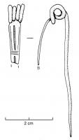 FIB-3094 - Fibule de Nauheim 5a20/23bronzeRessort à 4 spires et corde interne ; arc plat, triangulaire et tendu ; porte-ardillon trapézoïdal ajouré ; arc orné d'une échelle médiane, interrompue au moins une fois par des incisions transversales (pied absent), et bordée dans sa partie supérieure par deux filets latéraux.