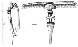 FIB-3145 - Fibule de type EstebronzeFibule à coquille (l'arc s'évase vers la tête pour couvrir entièrement le ressort, qui n'est pas placé dans le prolongement de l'arc mais en dessous) ; arc coulé,  interrompu par des moulures, et un motif caractéristique en double crochet ; ressort bilatéral long (jusqu'à 28 spires), corde externe.