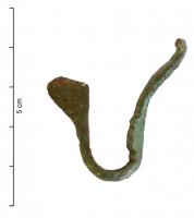 FIB-3991 - FibulebronzeFibule à ressort, arc filiforme orné d'un motif crénelé sur la face externe ; porte-ardillon trapézoïdal plein.