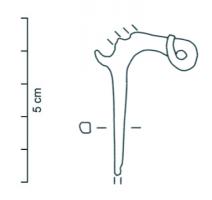 FIB-3994 - Fibule à ailettes naissantes Almgren 65ferTPQ : -70 - TAQ : -30Fibule à ailettes naissantes, caractérisée par un arc très coudé à la tête, le sommet étant marqué par une série de nodosités ou protubérances plus ou moins développées, l'arc restant de section épaisse vers le pied. Ressort bilatéral à 6 ou 8 spires, corde externe ; porte-ardillon triangulaire (ou trapézoïdal très effilé) ajouré.