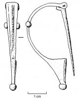 FIB-4025 - Fibule de type AucissabronzeFibule d'Aucissa précoce, comportant un arc souvent massif aux côtés rectilignes, avec deux petits boutons latéraux à mi-hauteur, une charnière coulée et percée dans la masse, un pied tendu (ligne presque rectiligne entre le sommet de l'arc et le pied), un bouton terminal peu ou pas mouluré.