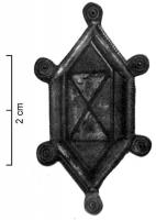 FIB-41174 - Fibule émailléebronzeFibule au corps hexagonal étiré en hauteur, avec 6 disques oculés à la pointe des angles; au centre, motif émaillé en forme de croix.