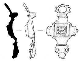 FIB-41201 - Fibule émailléebronzeTPQ : 150 - TAQ : 260Fibule assymétrique, à arc carré et émaillé, accosté de disques oculés; on trouve un anneau crenelé (couronne) ou lisse à la tête; le pied est constitué d'un motif oculé, ou composé de 3 disques periphériques, disposés en triangle, pouvant donner un aspect zoomorphe.
