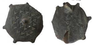 FIB-41406 - Fibule géométrique platebronzeFibule circulaire, plate, à bouton central en léger relief (riveté ?) entouré d'un décor spiralé constitué d'estampilles triangulaires.