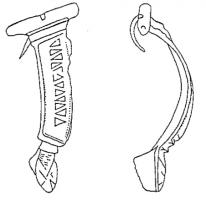 FIB-41428 - Fibule émailléebronzeArc en forme de plaque rectangulaire allongée, avec une succession de loges triangulaires émaillées, disposées tête-bêche, dans un cadre mouluré; pied en tête d'animal.