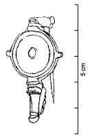 FIB-41517 - Fibule circulairebronzeTPQ : 75 - TAQ : 200Fibule à charnière de type i. L'arc prend la forme d'une plaque circulaire avec trois petites protubérances sur son pourtour. Le pied est allongé, séparé du pied par une série de moulures transversales. Il s'achève sur un bouton final.