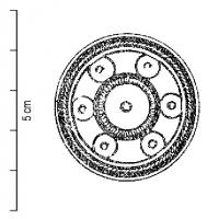 FIB-41521 - Fibule géométriquebronzeTPQ : 20 - TAQ : 100Fibule à charnière de type i. L'objet prend la forme d'une plaque circulaire présentant une bande guillochée sur son pourtour. Elle est reliée à un anneau extérieur par 6 cercles.