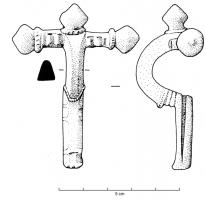 FIB-41532 - Fibule cruciforme Keller/Pröttel 3/4AbronzeFibule cruciforme. Le bras transversal est épaulé, de section rectangulaire, trapézoïdale ou hexagonale, il s'achève sur deux bulbes en forme d'oignons, non facettés, plus larges que long. L'arc, de section triangulaire ou trapézoïdal, peut être orné d'un sillon médian, il est un peu à beaucoup plus fin que le pied. Ce dernier est orné de plans inclinés vers l'extérieur séparés par de fins bandeaux transversaux.
