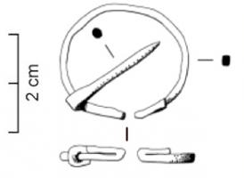 FIB-41589 - Fibule pénannulairebronzeTPQ : 1 - TAQ : 150Fibule constituée d'un fonc filiforme, de section ronde, dont les extrémités sint simplement repliées et écrasées sur une face; ardillon rapportée à tête aplatie et enroulée autour de l'anneau.